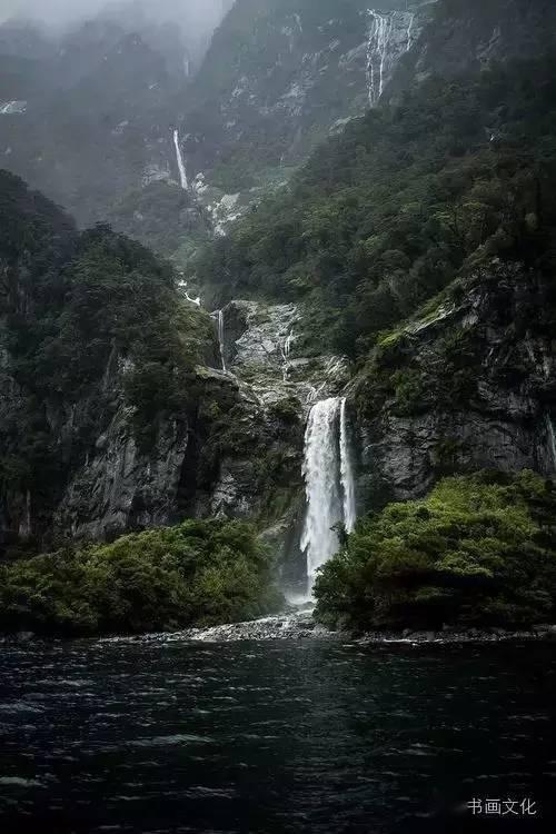 默默无闻的蓝色套装裙，穿出优雅大方的美，你觉得时髦炫酷吗？游戏画面